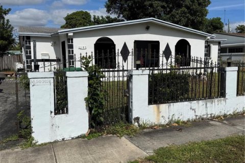 House in Miami Gardens, Florida 4 bedrooms, 191.75 sq.m. № 2242640