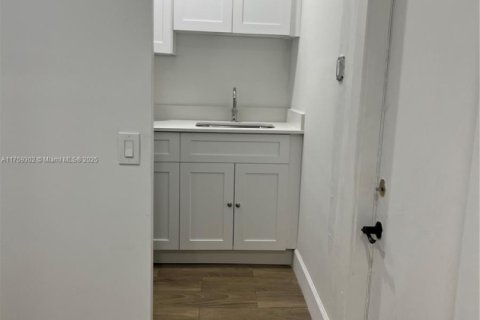 Immobilier commercial à louer à Plantation, Floride: 153.75 m2 № 1977263 - photo 3