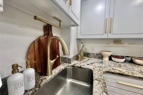 Condo in Orlando, Florida, 2 bedrooms  № 1629842 - photo 12