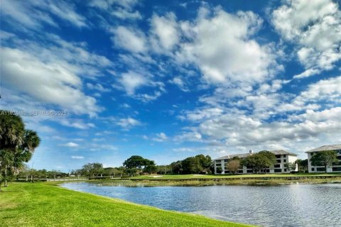 Copropriété à vendre à Davie, Floride: 2 chambres, 128.67 m2 № 1982914 - photo 1