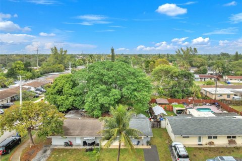 House in North Lauderdale, Florida 2 bedrooms, 88.72 sq.m. № 2011519 - photo 6