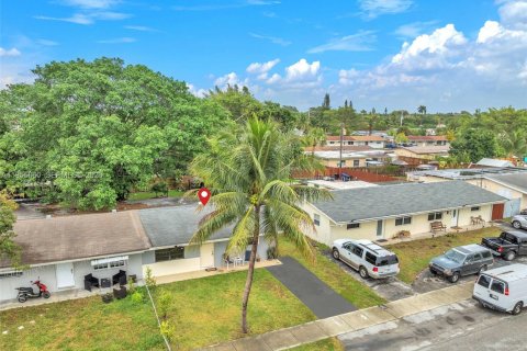 House in North Lauderdale, Florida 2 bedrooms, 88.72 sq.m. № 2011519 - photo 3