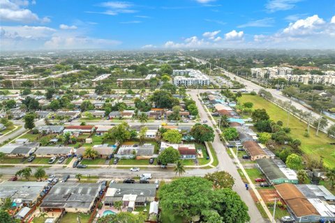 House in North Lauderdale, Florida 2 bedrooms, 88.72 sq.m. № 2011519 - photo 12