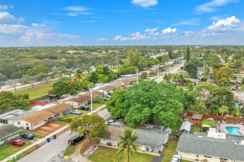 House in North Lauderdale, Florida 2 bedrooms, 88.72 sq.m. № 2011519 - photo 8