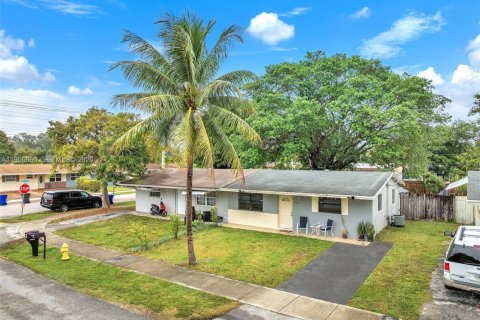 House in North Lauderdale, Florida 2 bedrooms, 88.72 sq.m. № 2011519