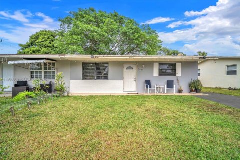 House in North Lauderdale, Florida 2 bedrooms, 88.72 sq.m. № 2011519 - photo 19