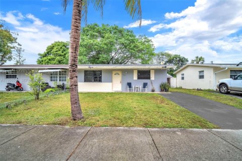 House in North Lauderdale, Florida 2 bedrooms, 88.72 sq.m. № 2011519 - photo 17