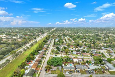 House in North Lauderdale, Florida 2 bedrooms, 88.72 sq.m. № 2011519 - photo 15