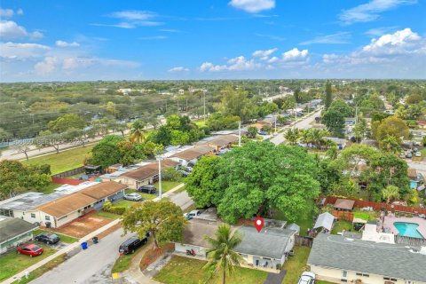 House in North Lauderdale, Florida 2 bedrooms, 88.72 sq.m. № 2011519 - photo 7