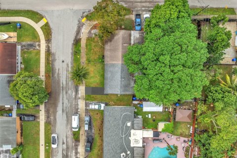 House in North Lauderdale, Florida 2 bedrooms, 88.72 sq.m. № 2011519 - photo 10