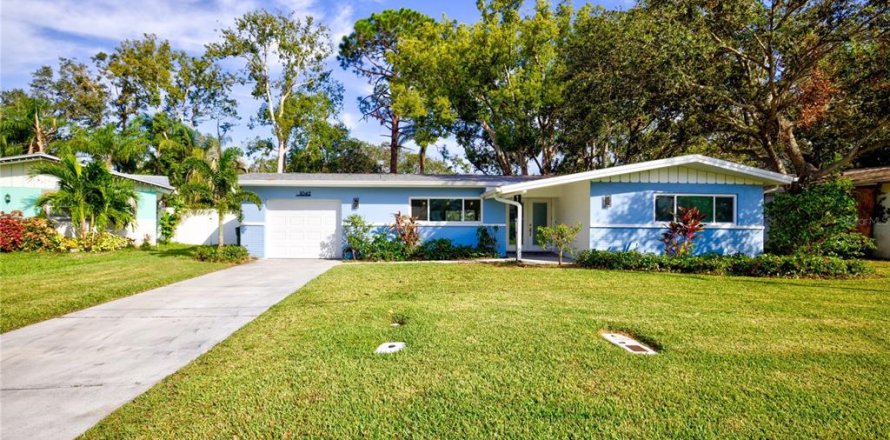 House in Dunedin, Florida 3 bedrooms, 144.56 sq.m. № 1447228