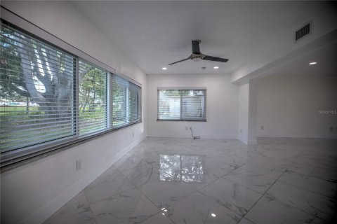 House in Dunedin, Florida 3 bedrooms, 144.56 sq.m. № 1447228 - photo 11