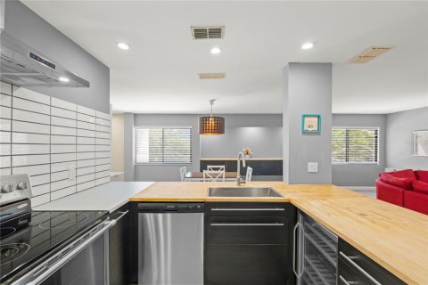 Condo in Sarasota, Florida, 2 bedrooms № 2111394 - photo 2