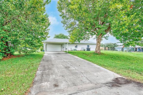 House in Auburndale, Florida 3 bedrooms, 168.71 sq.m. № 2410036