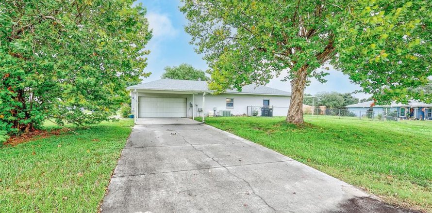 Casa en Auburndale, Florida 3 dormitorios, 168.71 m2 № 2410036
