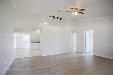 Casa en venta en Port St. Lucie, Florida, 3 dormitorios, 127.28 m2 № 1712822 - foto 2