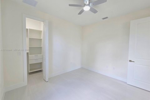 House in Lehigh Acres, Florida 3 bedrooms, 158.21 sq.m. № 2419506 - photo 20