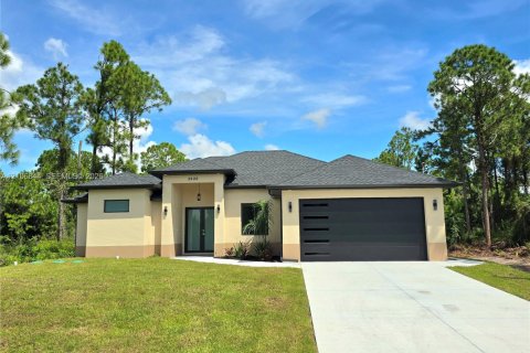 House in Lehigh Acres, Florida 3 bedrooms, 158.21 sq.m. № 2419506 - photo 2