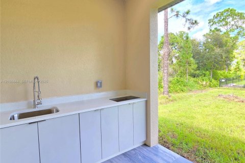 House in Lehigh Acres, Florida 3 bedrooms, 158.21 sq.m. № 2419506 - photo 27