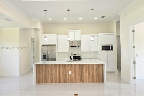 House in Lehigh Acres, Florida 3 bedrooms, 158.21 sq.m. № 2419506 - photo 7