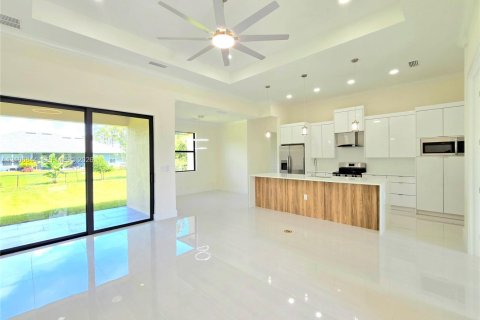 House in Lehigh Acres, Florida 3 bedrooms, 158.21 sq.m. № 2419506 - photo 6