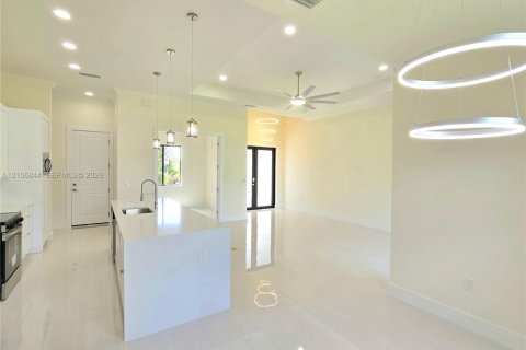 House in Lehigh Acres, Florida 3 bedrooms, 158.21 sq.m. № 2419506 - photo 9