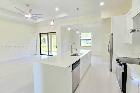 House in Lehigh Acres, Florida 3 bedrooms, 158.21 sq.m. № 2419506 - photo 10