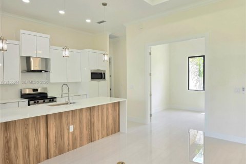 House in Lehigh Acres, Florida 3 bedrooms, 158.21 sq.m. № 2419506 - photo 8