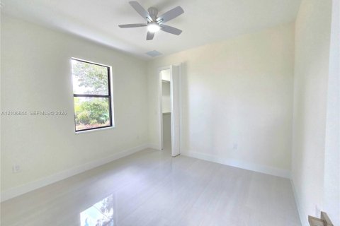 House in Lehigh Acres, Florida 3 bedrooms, 158.21 sq.m. № 2419506 - photo 18