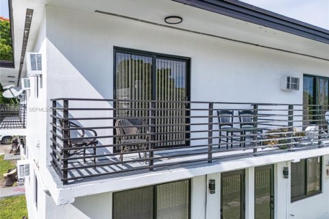 Villa ou maison à louer à Miami, Floride: 2 chambres, 565.77 m2 № 1995845 - photo 3