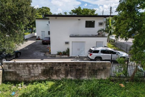 Villa ou maison à louer à Miami, Floride: 2 chambres, 565.77 m2 № 1995845 - photo 11