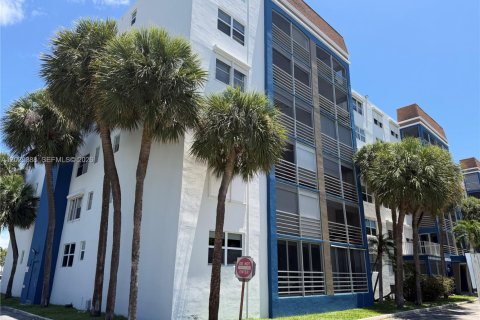 Condo in Dania Beach, Florida, 2 bedrooms  № 2086006 - photo 4