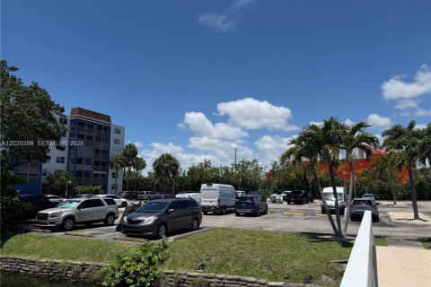 Condo in Dania Beach, Florida, 2 bedrooms  № 2086006 - photo 10