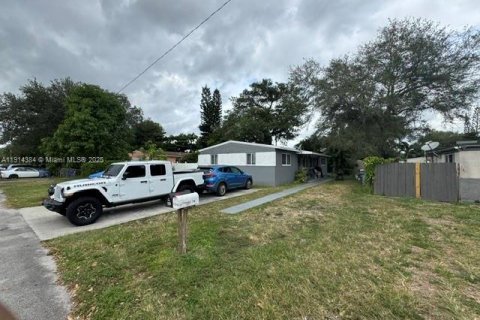 Propiedad comercial en venta en Hollywood, Florida, 142.05 m2 № 1969969 - foto 2