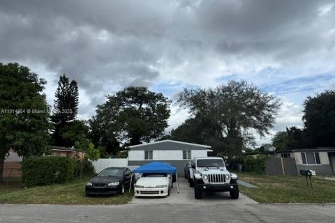 Propiedad comercial en venta en Hollywood, Florida, 142.05 m2 № 1969969 - foto 1