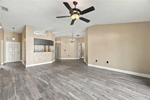 Casa en venta en Zephyrhills, Florida, 4 dormitorios, 145.3 m2 № 2383382 - foto 5