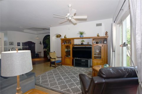 Купить виллу или дом в Хомстед, Флорида 4 спальни, 178.47м2, № 1945645 - фото 11