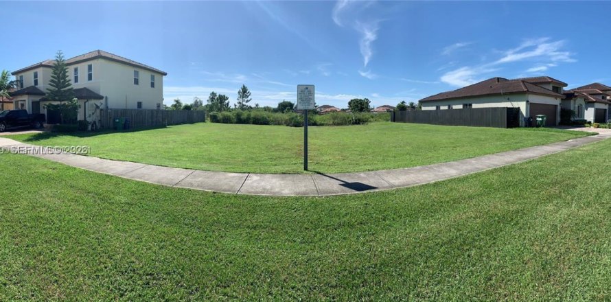 Commercial property in Homestead, Florida № 2005998