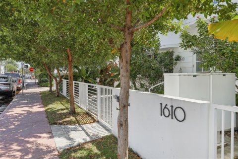 Condo in Miami Beach, Florida, 1 bedroom  № 2186010 - photo 2