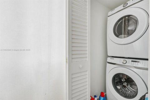 Condo in Miami Beach, Florida, 1 bedroom  № 2186010 - photo 23