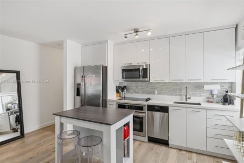 Condo in Miami Beach, Florida, 1 bedroom  № 2186010 - photo 14