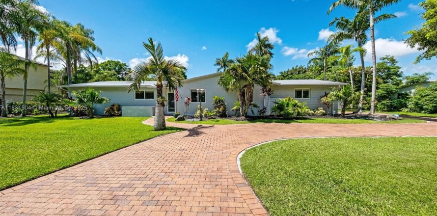 House in Miami, Florida 5 bedrooms, 201.78 sq.m. № 1818405