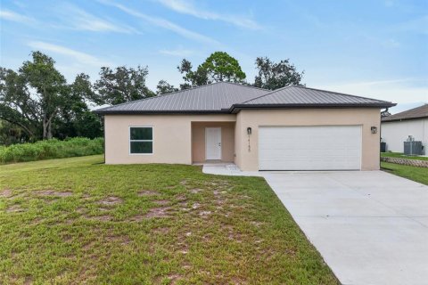 House in Port Charlotte, Florida 4 bedrooms, 155.89 sq.m. № 2294555