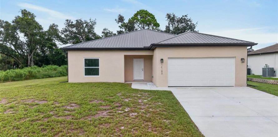 Villa ou maison à Port Charlotte, Floride 4 chambres, 155.89 m2 № 2294555