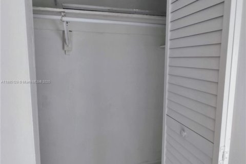 Condo in Miami, Florida, 2 bedrooms  № 1930575 - photo 19