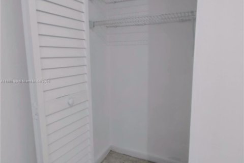 Condo in Miami, Florida, 2 bedrooms  № 1930575 - photo 23