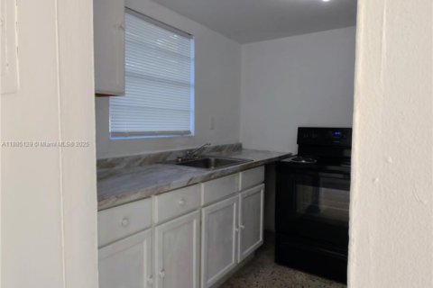 Condo in Miami, Florida, 2 bedrooms  № 1930575 - photo 5