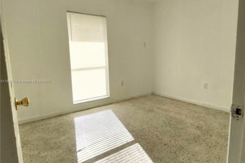 Condo in Miami, Florida, 2 bedrooms  № 1930575 - photo 17