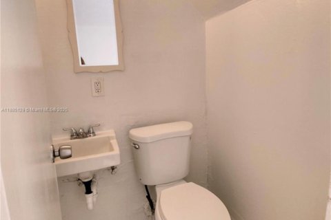 Condo in Miami, Florida, 2 bedrooms  № 1930575 - photo 9