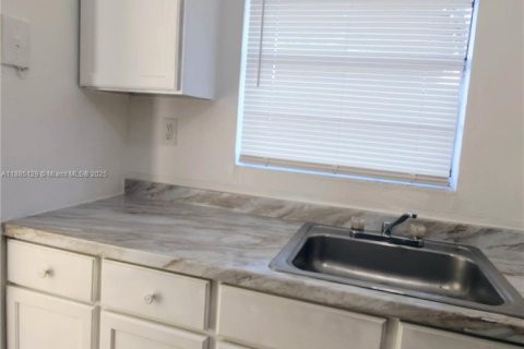 Condo in Miami, Florida, 2 bedrooms  № 1930575 - photo 8